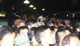 Dòng người vật vã đội mưa suốt đêm chờ phát ấn Đền Trần